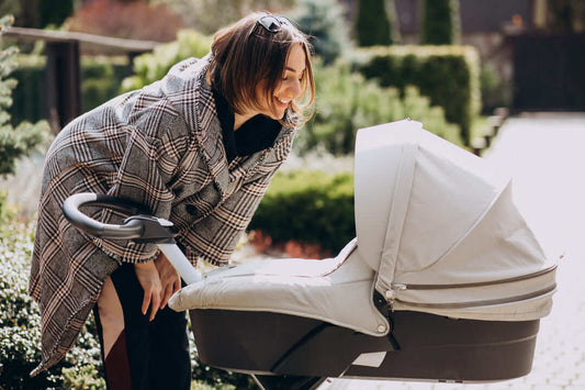 Mor ser til sit barn udenfor i barnevogn