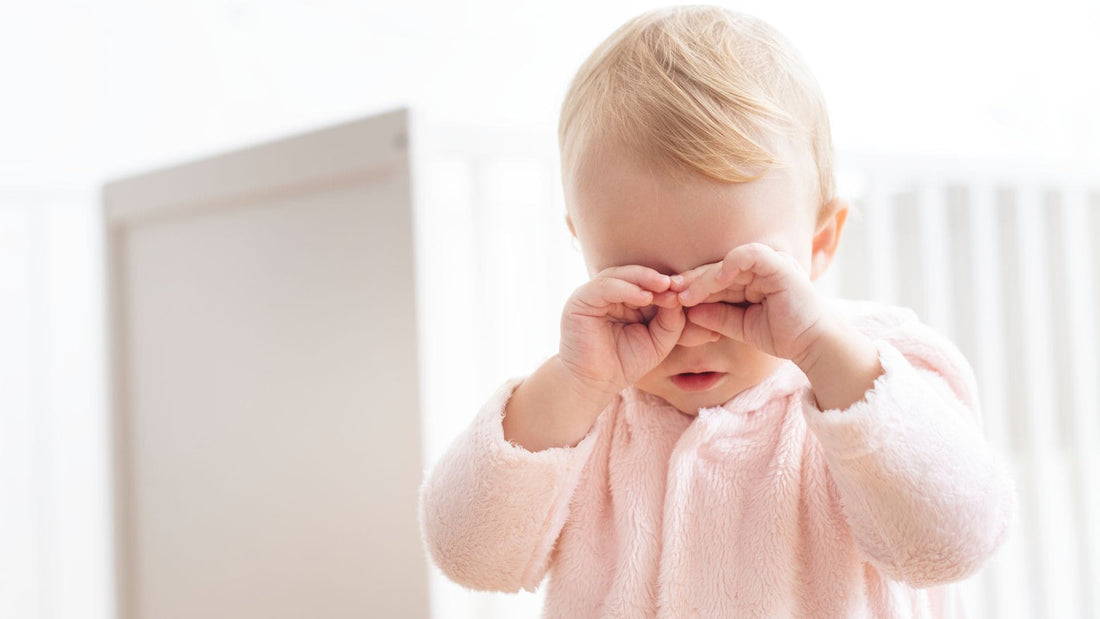 Tilstoppet næse pige gnidder sine øjne